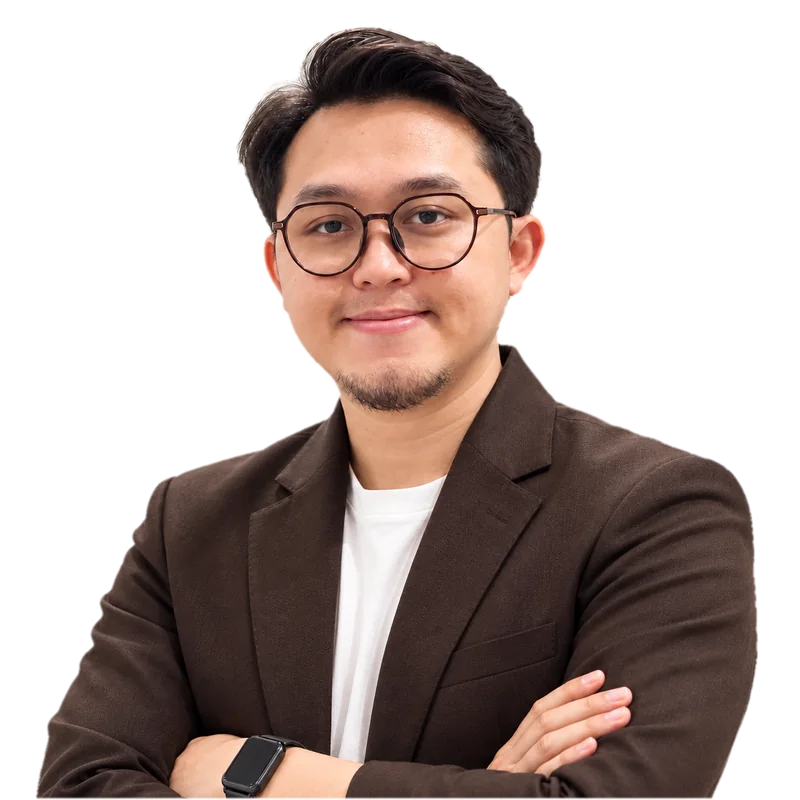 Aceng Ali, Digital Fundraising Specialist, tersenyum dengan tangan bersedekap